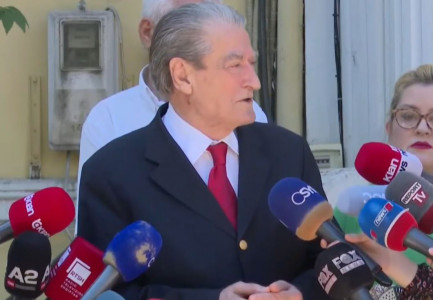 “POEZITË E TYRE JANË DIAMANTE…”/ Berisha viziton ekspozitën për Vilson Blloshmin dhe Genc Lekën: I thanë në ballë diktaturës se çfarë ishte