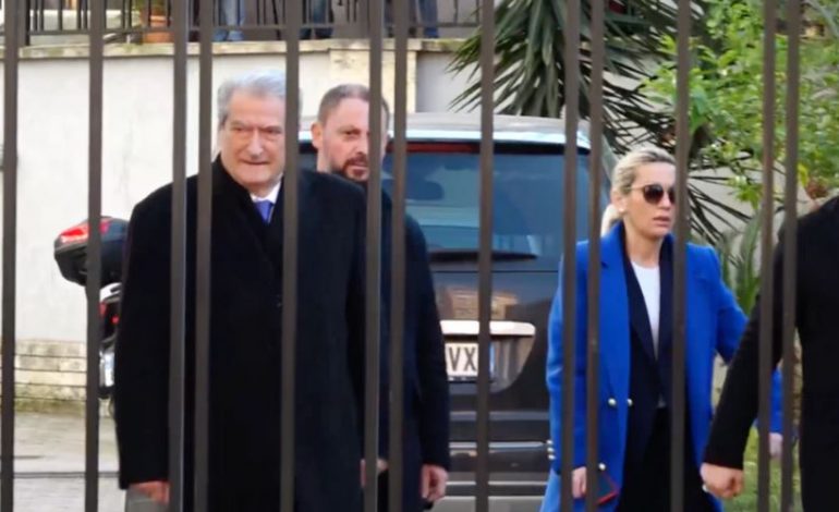 “MBAN LIDHJE ME KRIMINELË…”/ “VOA”: Çfarë thuhet në letrën zyrtare nga Londra për shpalljen “non grata” të Berishës