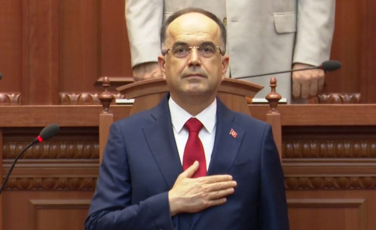 LIVE/ Bajram Begaj me dorën në zemër betohet, merr zyrtarisht detyrën si President i vendit