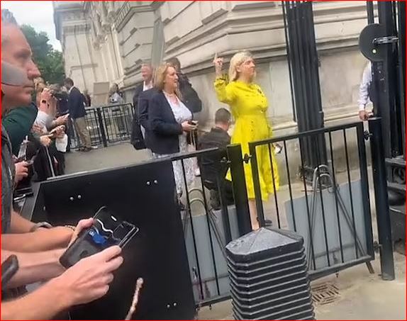 “MË OFENDUAN”/ Ministrja e sapoemëruar e Arsimit i drejton gishtin e mesit protestuesve kundër Boris Johnson (VIDEO)
