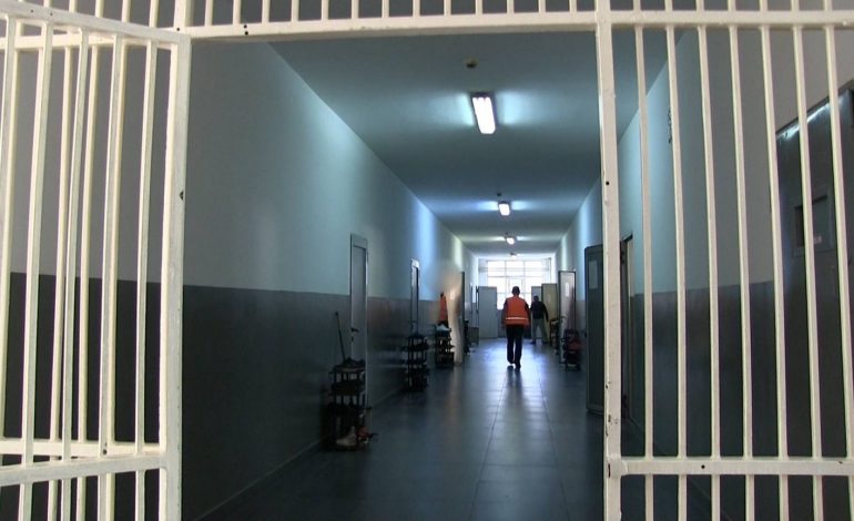 TENTOI TË VRITEJ NË QELINË E PARABURGIMIT…/ 27-vjeçari ishte arrestuar para 24 orësh në Pogradec për…