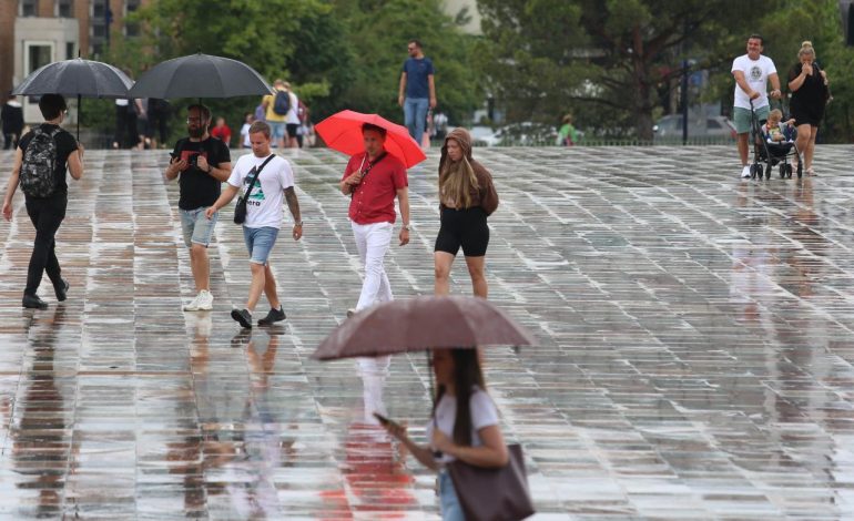 PAMJET/ Dielli përvëlues i korrikut i lë vendin çadrave, ja si duket Tirana nën reshjet e shiut