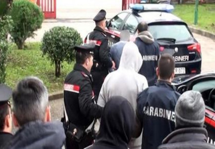 “JAM NË KËRKIM…”/ Si u dorëzua në polici bosi shqiptar i kokainës në Itali, përgjimet zbardhin skemën e 50 të arrestuarve
