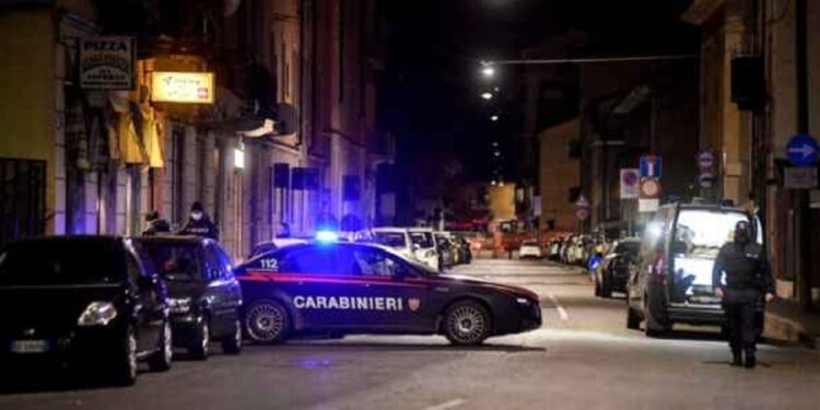 TENTOI T'IA MBATHTE POR.../ Policët italianë “mbërthejnë” 20-vjeçarin shqiptar me 1 kg të “bardhë”