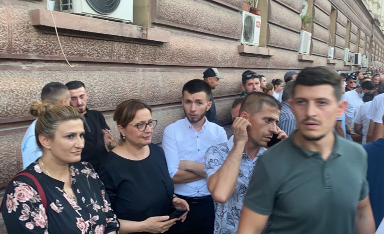 PAMJET/ Kush janë deputetët kritikë ndaj Berishës që iu bashkuan protestës në shesh