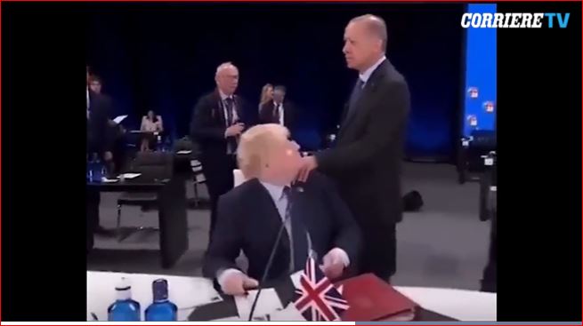 MOMENTI EPIK NË SAMITIN E NATO-S/ Boris Johnson trembet kur Erdogan i hedh duart mbi supe
