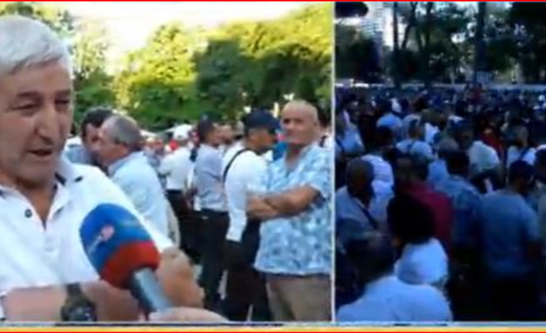 “EDI RAMA ËSHTË HITLER”/ Qytetarët “shpërthejnë” nga sheshi: Kjo qeveri, si kuçedër me 12 koka…