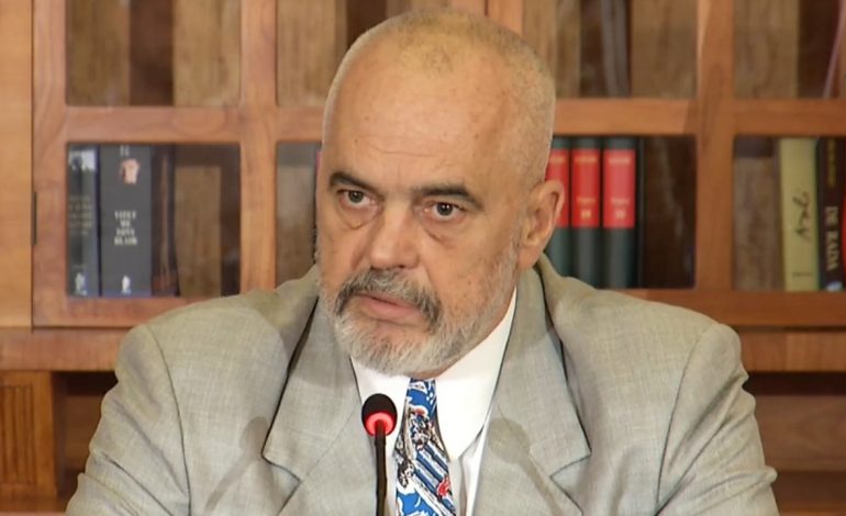PARALAJMËRON GAZETARËT/ Rama: Nuk ka për të ndodhur që të legjitimohet liria e shkeljes së normave etike sy më sy në praninë time