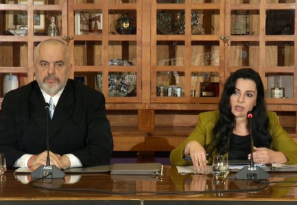 RAMA DHE BALLUKU INAGUROJNË KONCESIONIN ME KOMPANINË ARABE/ Porti i Durrësit hap tender 1.2 mln € për pastrimin e shesheve të mallrave