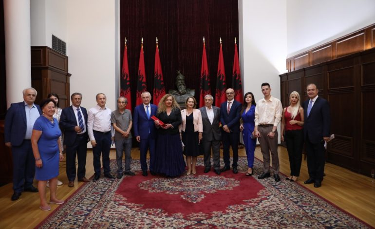 DITA E FUNDIT SI PRESIDENT/ Meta vlerëson me “Dekoratën e Flamurit Kombëtar” Dritëro Agollin
