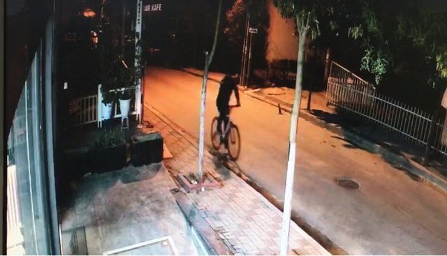 DALIN PAMJET/ Të maskuar dhe në mesnatë, ja momenti kur autorët i vendosën eksplozivin servisit në Tiranë