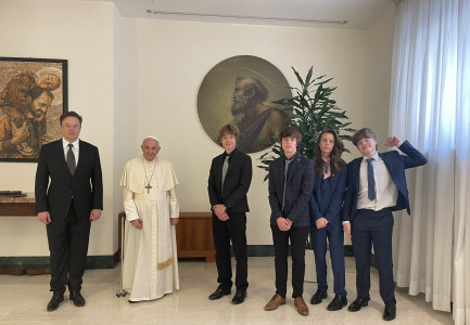 ELON MUSK THYEN HESHTJEN E "TWITTER"/ Pas një shkëputje nga rrjeti social që dëshiron ta blejë miliarda dollarë, poston foton me 4 djemtë dhe Papa Françeskun