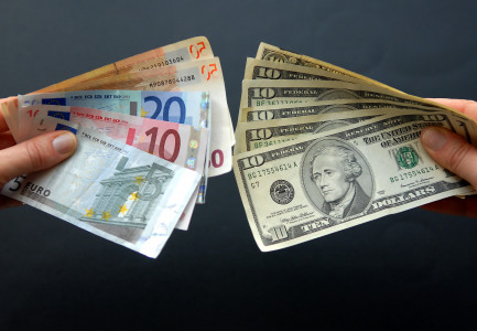 KËMBIMI VALUTOR/ Me sa shiten dhe blihen monedhat e huaja sot: Dollari vijon të forcohet, euro në nivele të ulta