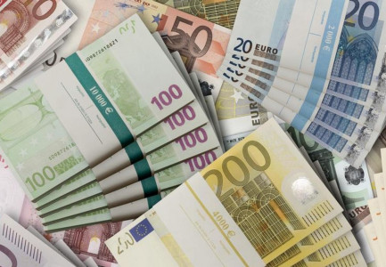 PARAJA INFORMALE DHE LAJMI I AMISTISË/ Euro arrin tjetër rekord historik të të gjitha kohërave në vend, zbret nën 119 lekë