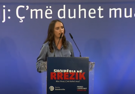 “QEVERISEM NGA NJË KRYEMINISTËR PA DIPLOMË”/ Studentja në protestë: Ndodhem në udhëkryqin më të vështirë të jetës…