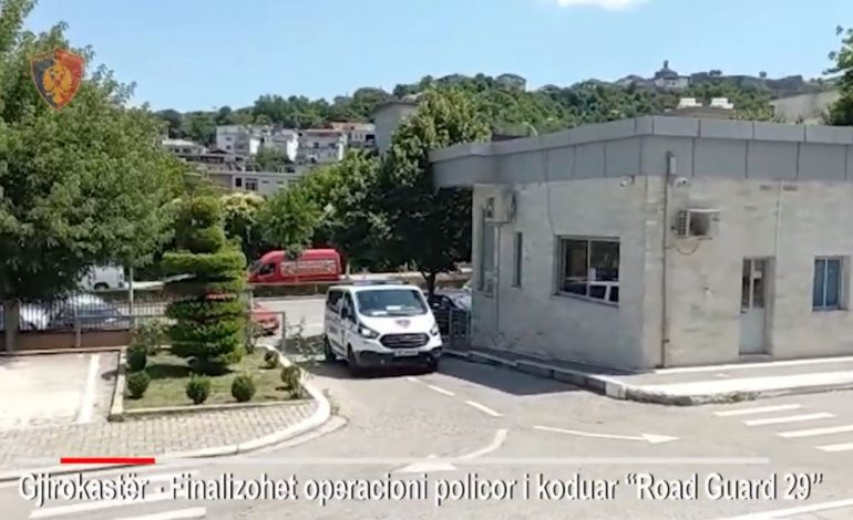 PAMJET/ U kap duke transportuar 6 klandestinë, i riu kosovar arrestohet në Këlcyrë