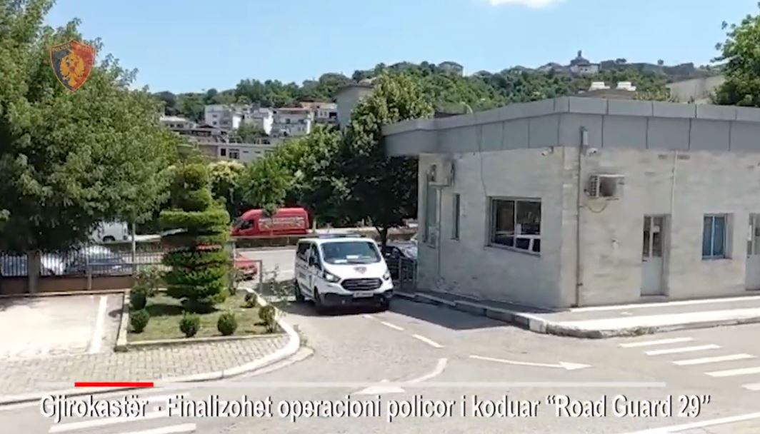 PAMJET/ U kap duke transportuar 6 klandestinë, i riu kosovar arrestohet në Këlcyrë