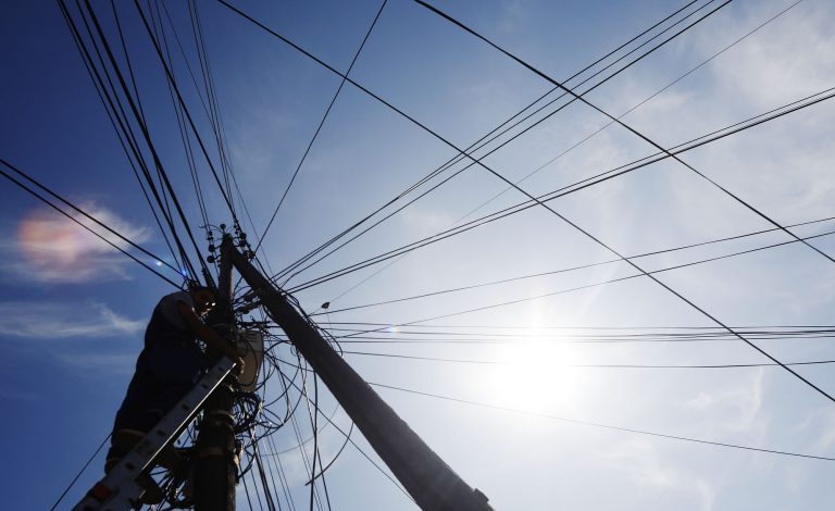 DEFEKT NË KABINËN ELEKTRIKE/ Gjirokastra prej orëve të para të mëngjesit pa energji elektrike