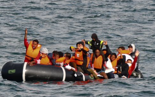ME GOMONE PËR ANGLI/ Shpëtohen 48 emigrantë, shumica shqiptarë, mes tyre gra dhe fëmijë