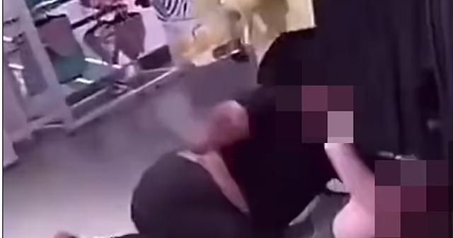 PAMJET/ Dy gra përleshen me grushte brenda një dyqani, tmerrohen blerësit. Burrat bëjnë gallatë e nuk i ndajnë