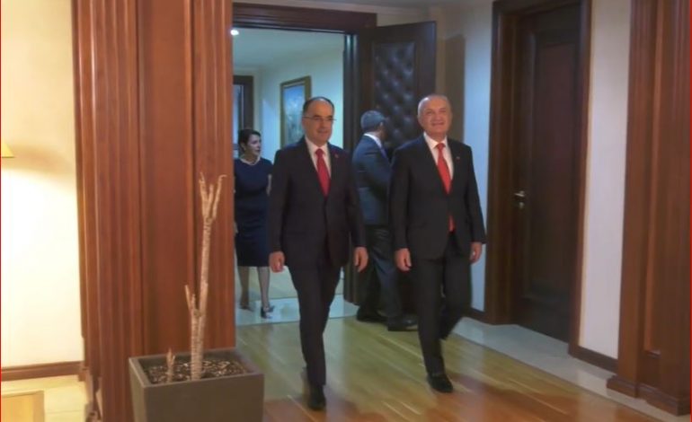 VIDEOLAJM/ Çfarë nuk u pa nga takimi Meta-Begaj në Presidencë, ja pamjet ku ish-Kreu i Shtetit i tregoi pasardhësit zyrën e re