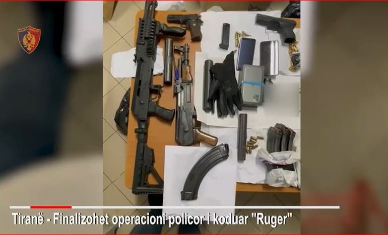 PAMJET/ Me 7 armë zjarri, silenciatorë, radio policie e municion! Arrestohen në Tiranë një djalë dhe një vajzë