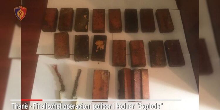 E PËSON KEQ 51-VJEÇARI/ Kapet me 20 kallëpe tritoli në çantë, policia…