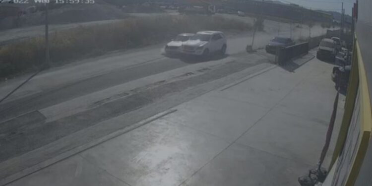 AKSIDENT I TMERRSHËM TE “URA E KASHARIT”/ Fuoristrada me shpejtësi skëterrë përplas Benz-in (VIDEO)