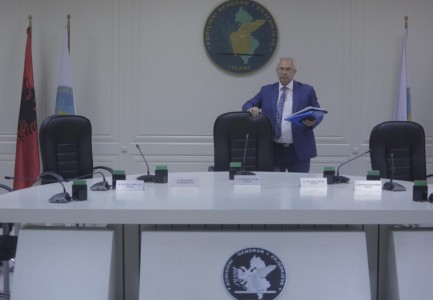 “TË VRAS FAMILJEN”/ Kërcënoi ish-kreun e Komisionit Qendror të Zgjedhjeve, dënohet me burg 53-vjeçari