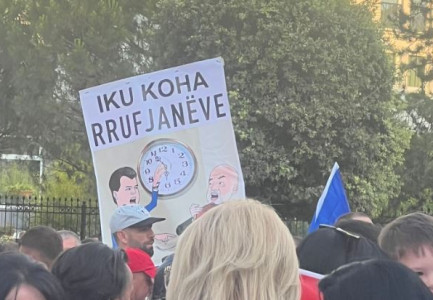 “IKU KOHA E RRUFJANËVE”/ Parulla ndryshe në protestën para kryeministri. Ironizohet Rama dhe…