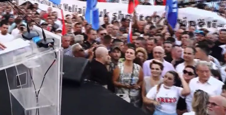 MONIKA KRYEMADHI SHFAQET NË PROTESTË/ Shfaqet në krah të ish-kryeministrit Sali Berisha