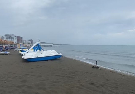 MOTI I KEQ/ Stuhia e erës dhe reshje shiut “detyrojnë” pushuesit të braktisin plazhin edhe në Lezhë