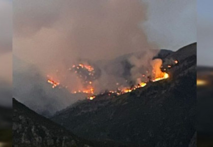 PAMJET/ Flakët intensive vijojnë përhapjen në malin e Çikës, pritet ndërhyrja nga ajri