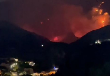 MALI I ÇIKËS PREJ 4 DITËSH NË FLAKË/ Ndërhyhet me avion për të shuar zjarrin! Dhjetra forca të angazhuara në terren