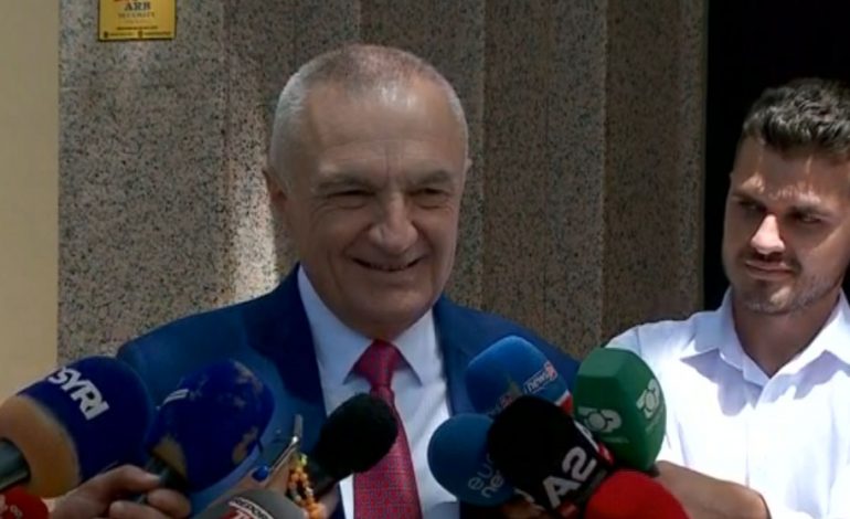 “UROJ FAMILJET SHQIPTARE…”/ Presidenti Meta vizitë te KMSH për Kurban Bajramin, ja mesazhi për politikanët