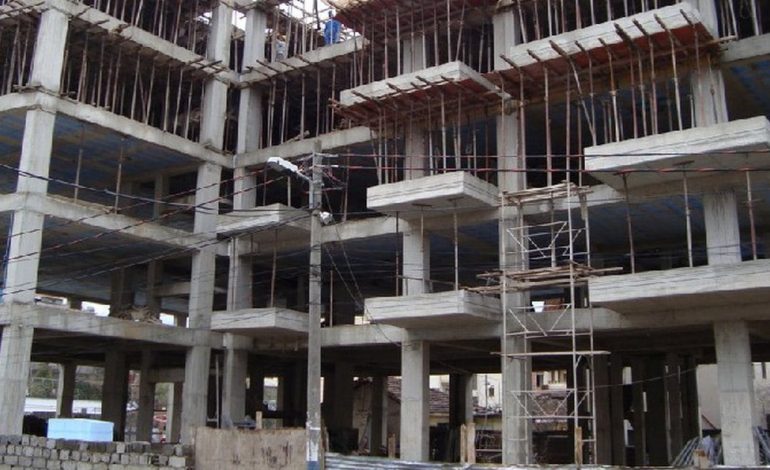 E RËNDË NË TIRANË/ Po punonin në një qendër tregtare në ndërtim, bien nga lartësia dhe plagosen 2 të mitur