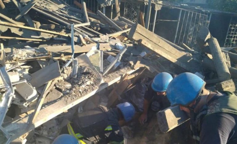 LUFTA/ Rusia vret të tjerë civilë në Ukrainë, bombardon një vendstrehim në Toretsk