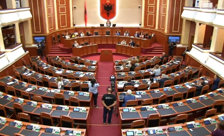 ASNJË VOTË KUNDËR/ Kuvendi miraton rezolutën që dënon gjenocidin serb në Srebrenicë! Rrëzohen amendamentet e Berishës