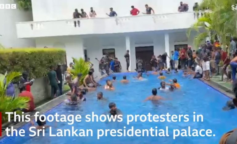 VIDEO VIRALE! Protestuesit “pushtojnë” Presidencën, shihni si notojnë në pishinën e Kreut të Shtetit në Sri Lanka