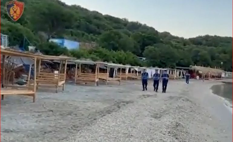 BLLOKUAN HAPSIRËN PUBLIKE/ Sekuestrohen 498 çadra dhe procedohen nënë e bir në Sarandë