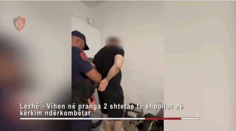 “HAPE, POLICIA”/ Fshiheshin në një apartament në Shëngjin, ja momenti i arrestimit të dy finlandezëve