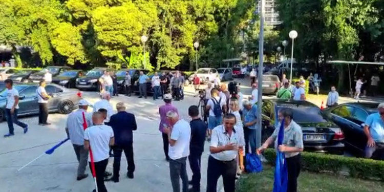 DETAJET NGA TUBIMI/ Si do grumbullohen simpatizantët? Berisha flet dhe mbyll protestën
