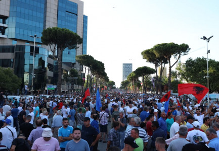 NIS PROTESTA/ Qytetarët dynden në Bulevardin “Dëshmorët e Kombit”, marshojnë drejt Kryeministrisë