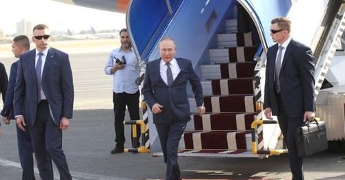 PAMJET/ I rrethuar nga truprojat dhe vështirësi në ecje, detajet nga vizita e Putinit në Iran