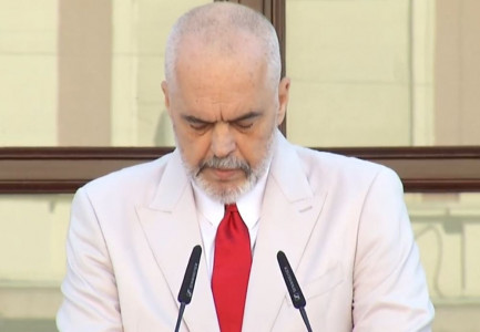 MBAHET CEREMONIA E NGRITJES SË FLAMURIT PAS HAPJES SË NEGOCIATAVE/ Rama: Shqipëria sot kalon në një tjetër nivel…
