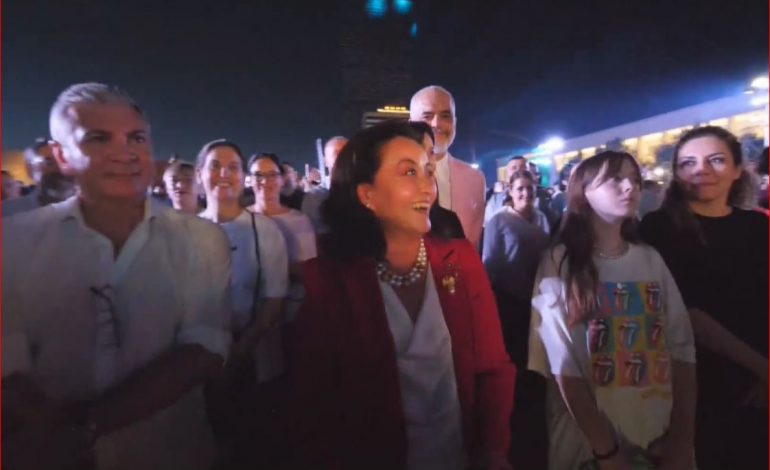 FOTOLAJM/ Përkrah bashkëshortes, kryeministri Rama dhe ambasadorja Yuri Kim i bashkohen koncertit festiv në sheshin “Skënderbej”