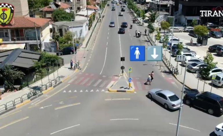 DRONI KAP MAT SHOFERËT/ Makina për pak sa nuk merr përpara qytetaret te vizat e bardha, shihni ç’ndodh në mes të Tiranës