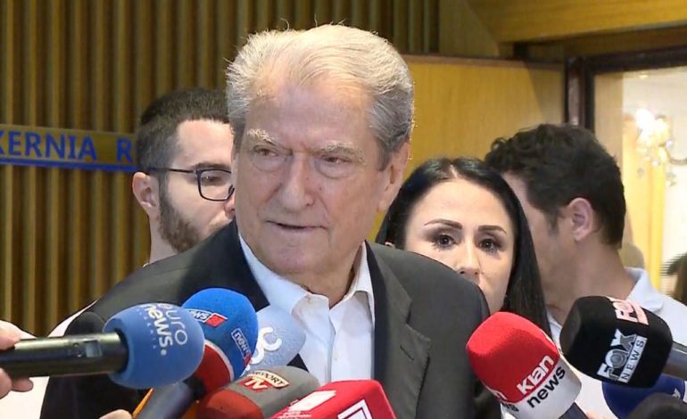PARALAJMËRIM TË FORTË POLICISË/ Berisha: Mos provokoni protestuesit, Rama i ftuar të…