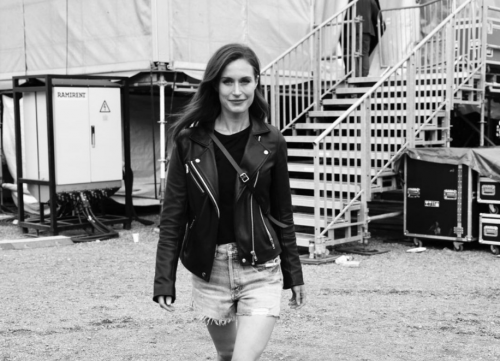 ME XHINSE TË SHKURTRA DHE ÇIZME/ Kryeministrja e Finlandës shkon në Festivalin e Rrokut, gazetari i nxjerr foton