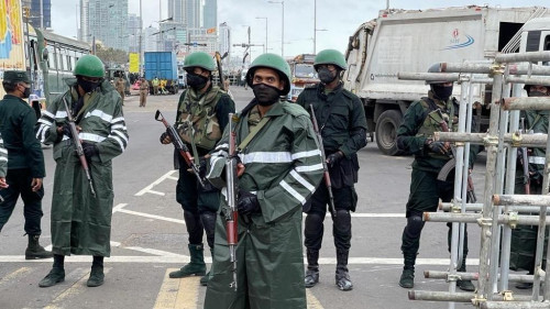 TENSIONE NË SIRI LANKA/ Ushtria e policia sulmojnë protestuesit, dhunohet gazetari i BBC